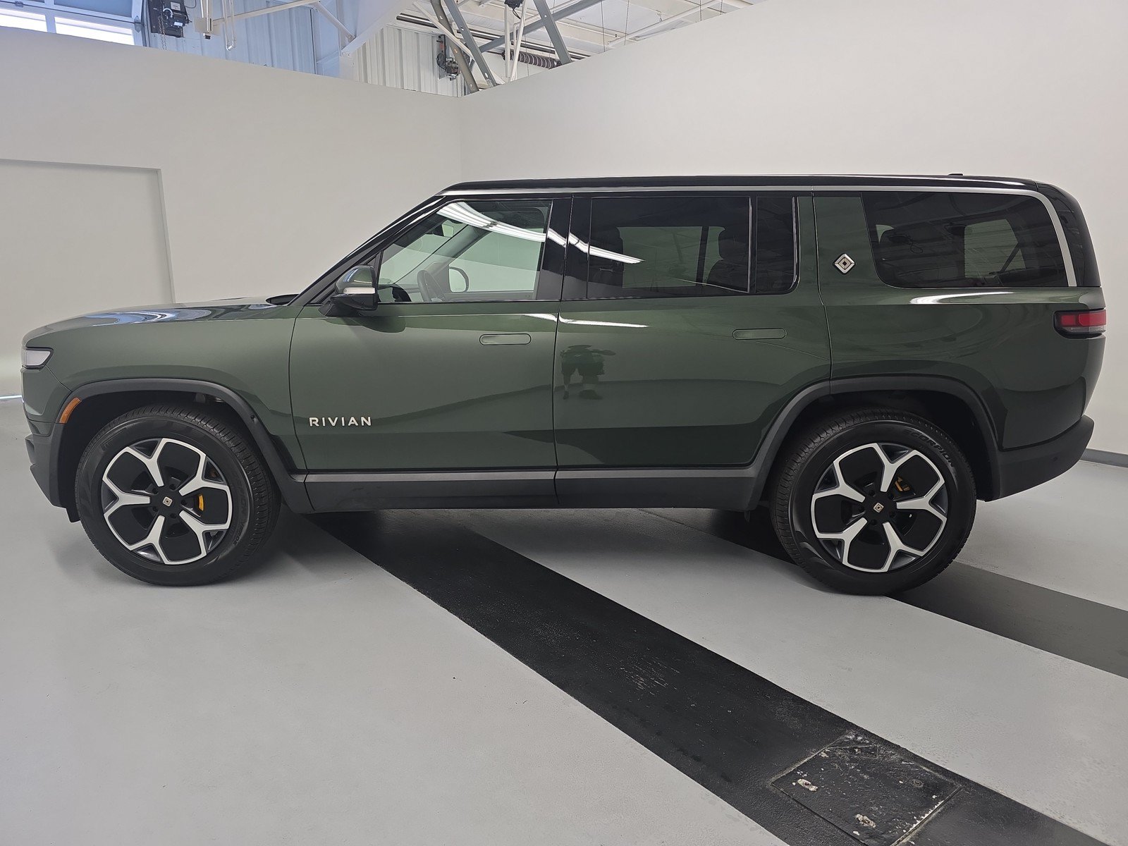 Used 2024 Rivian R1S Adventure AWD/4WD image 2