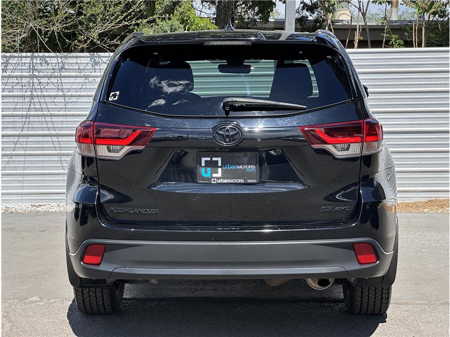 Used 2019 Toyota Highlander SE w/ Nightshade Edition AWD/4WD image 12
