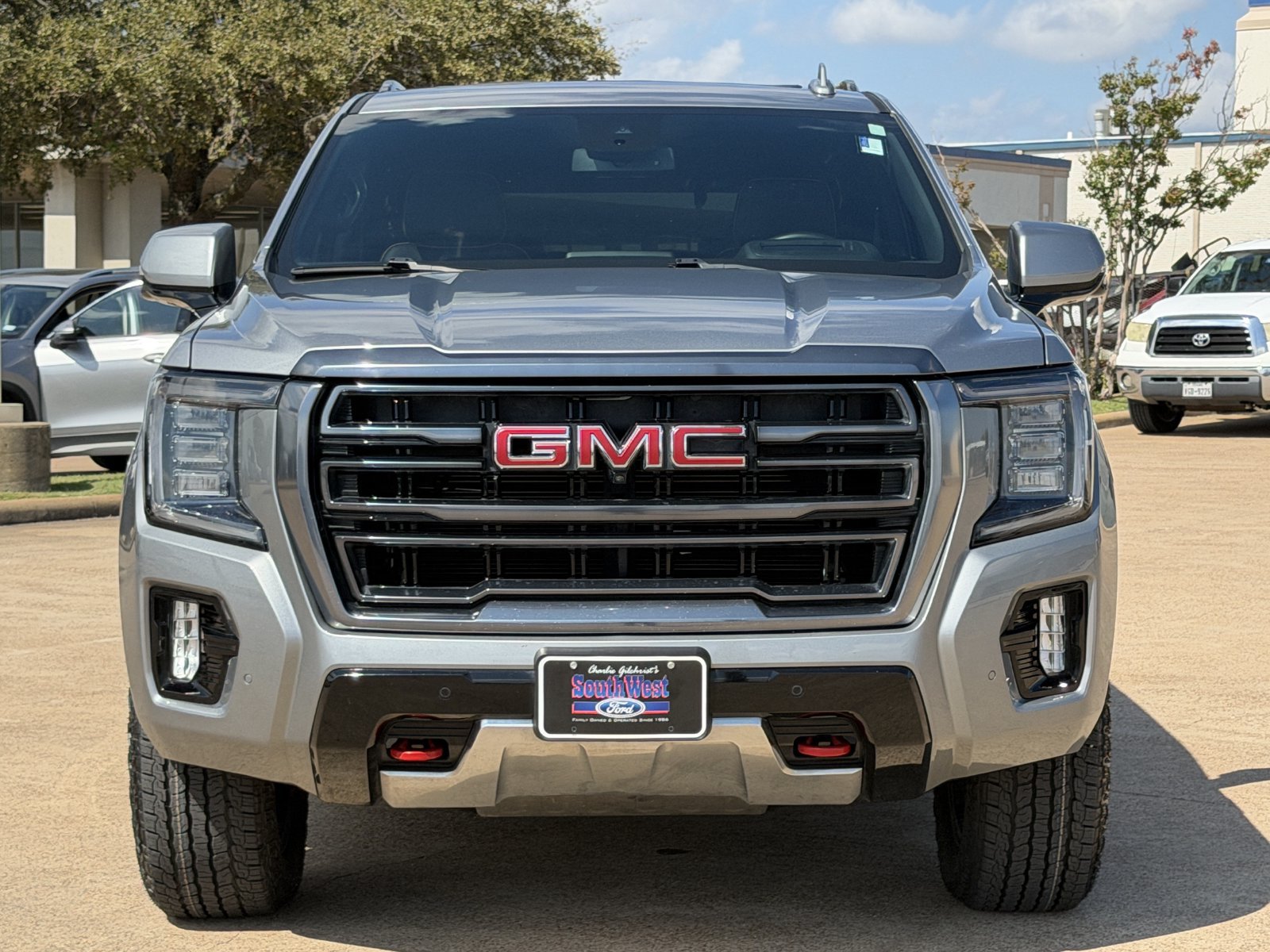 Used 2024 GMC Yukon AT4 w/ Technology Package AWD/4WD image 9