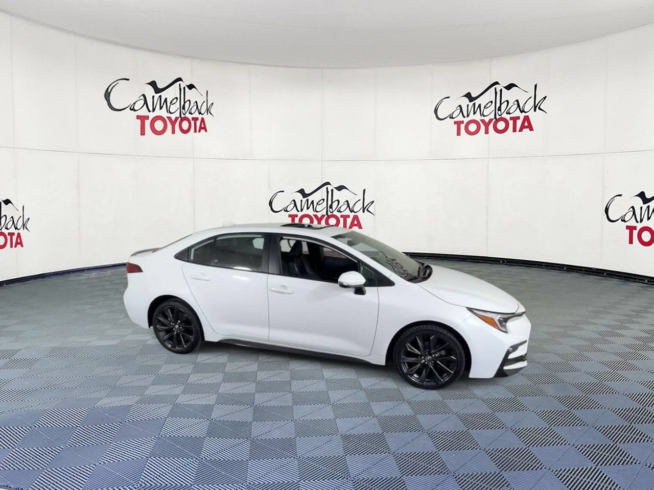 Used 2024 Toyota Corolla XSE FWD image 4