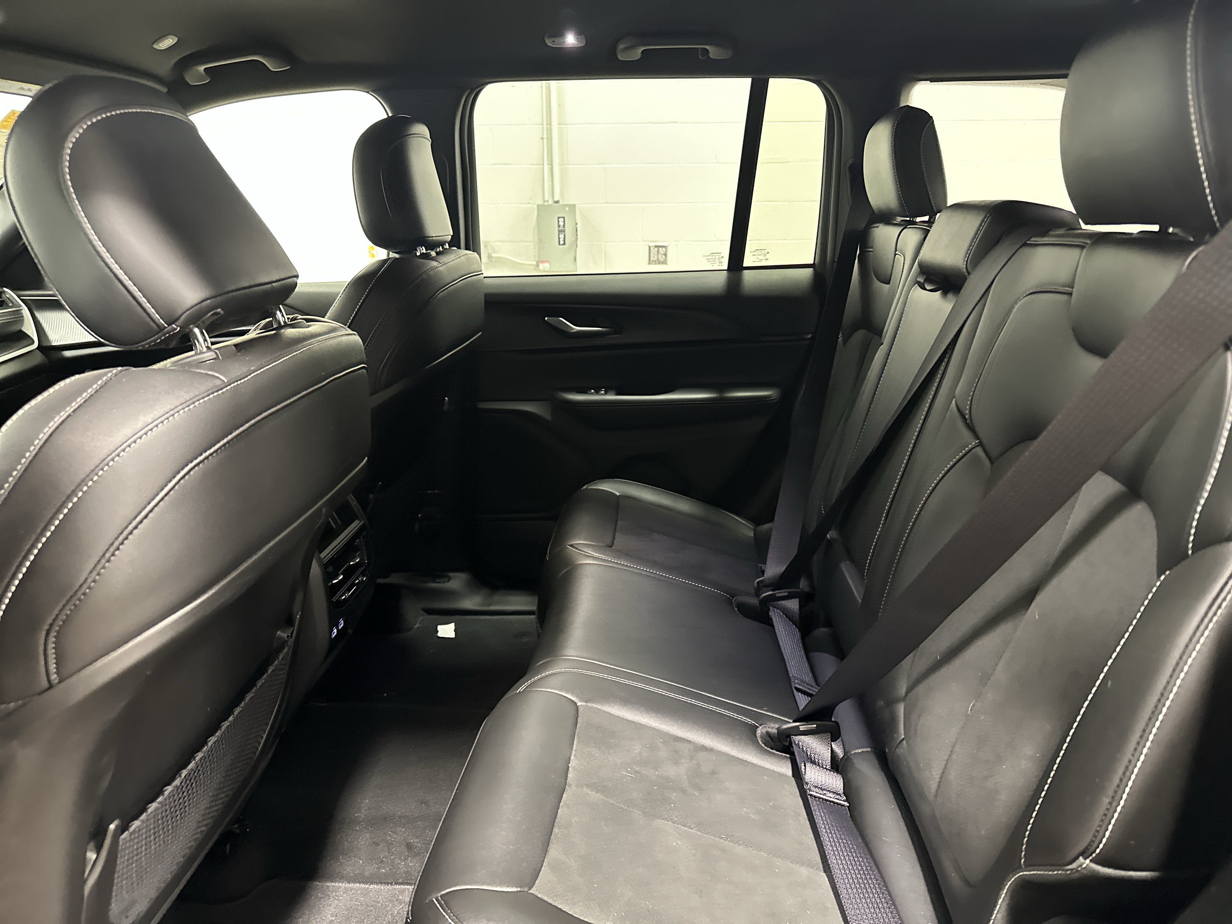 Used 2025 Jeep Grand Cherokee Altitude AWD/4WD image 32