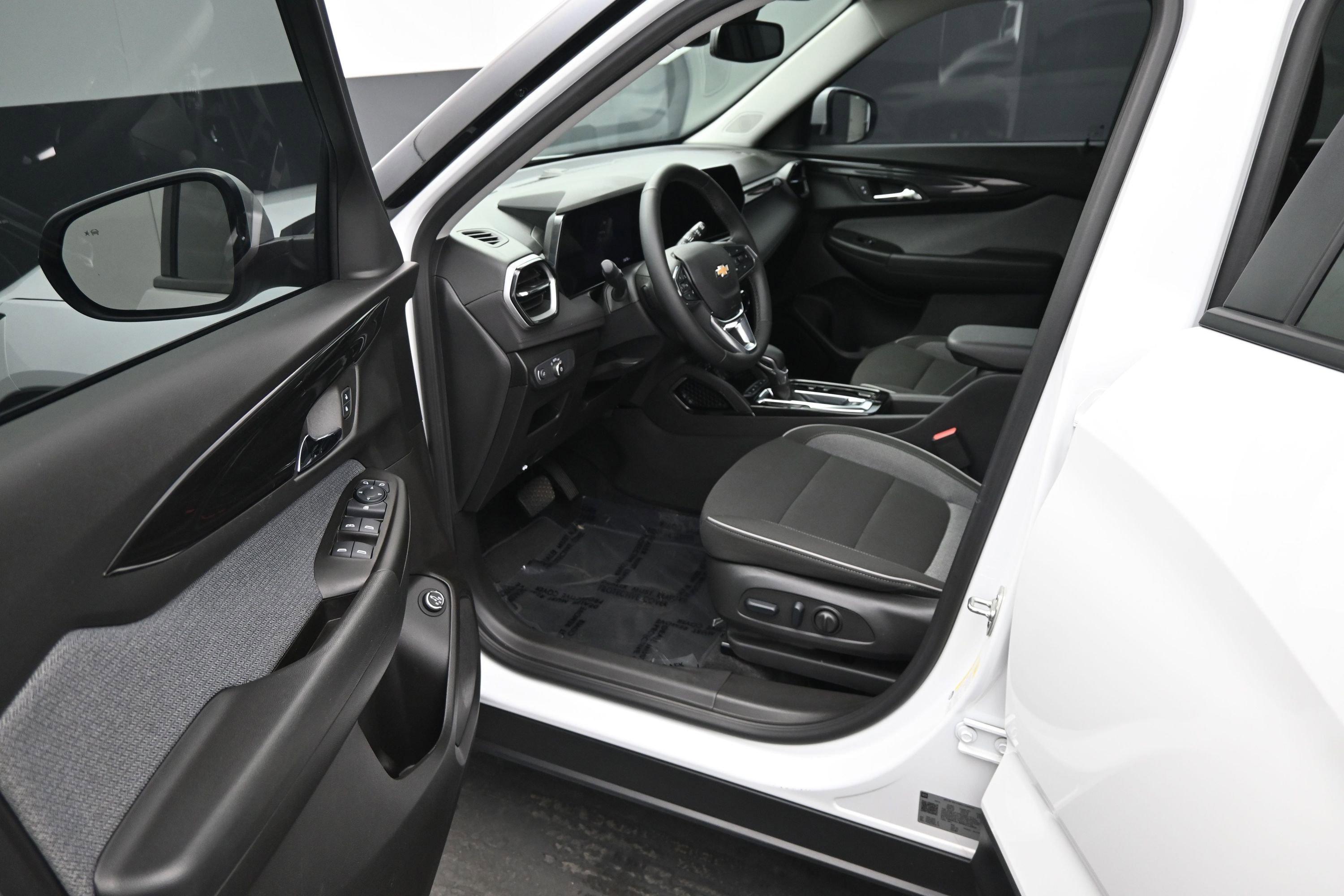 Used 2024 Chevrolet TrailBlazer LT w/ Convenience Package AWD/4WD image 12