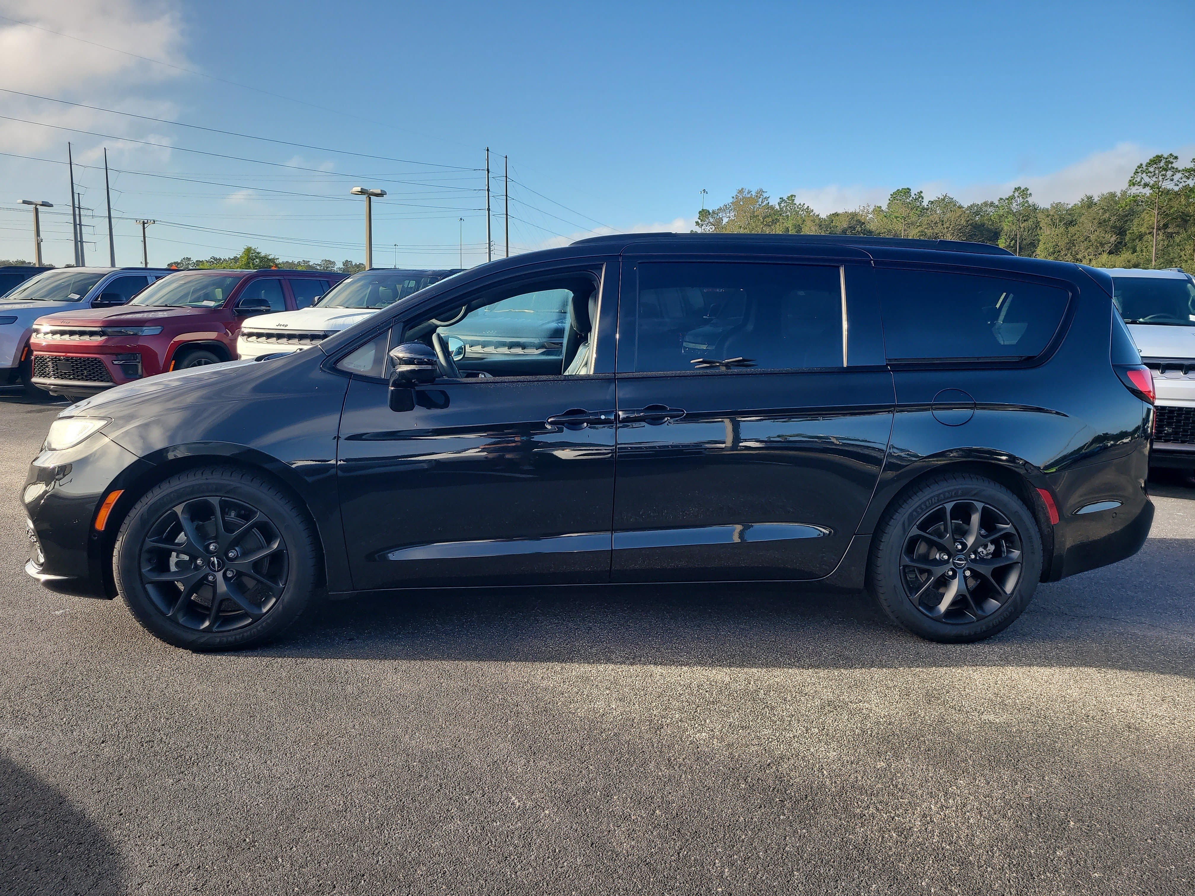 Used 2024 Chrysler Pacifica Limited w/ Uconnect Theater Family Group FWD image 7
