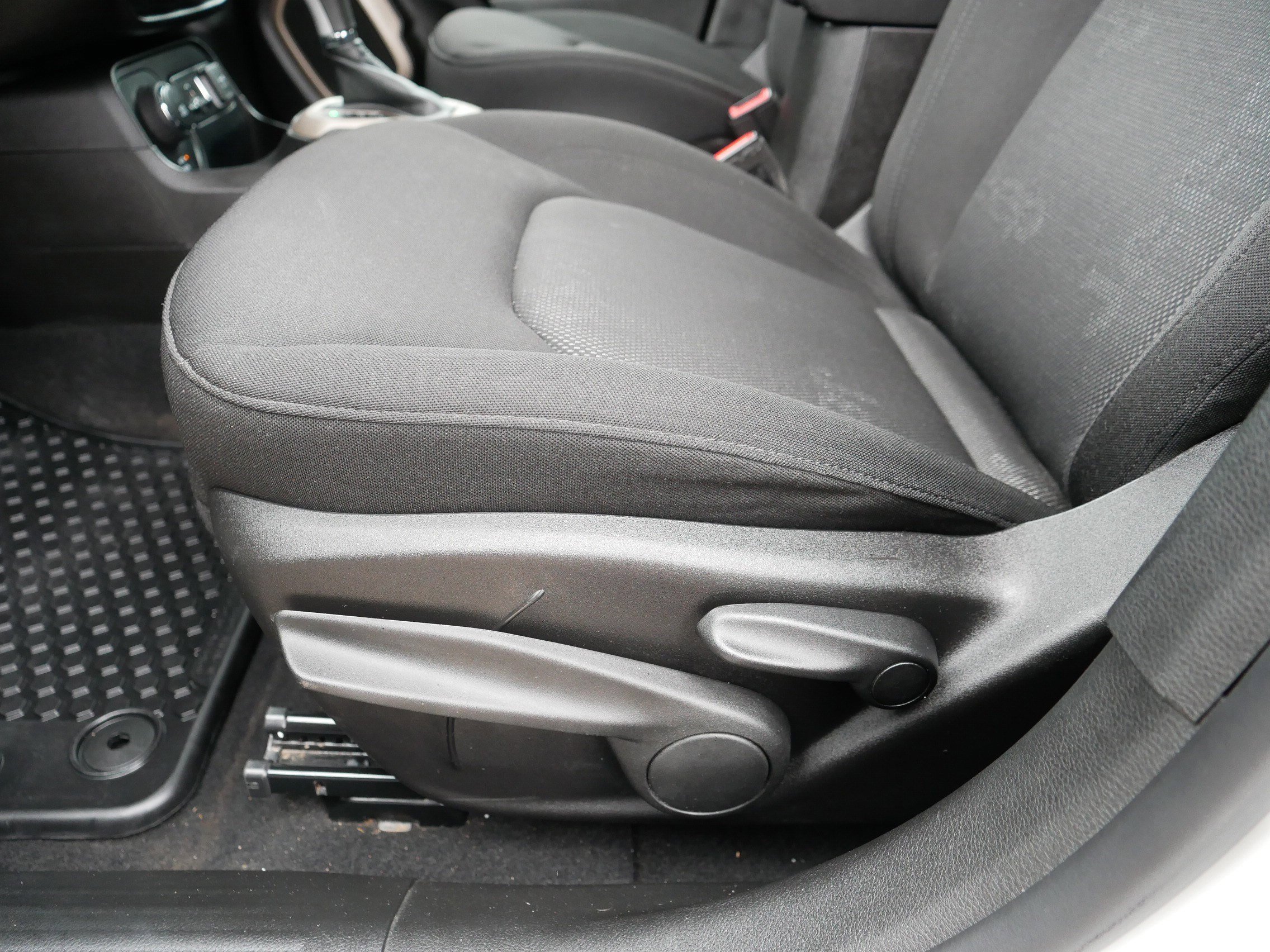 Used 2017 Jeep Renegade Latitude w/ Cold Weather Group image 20