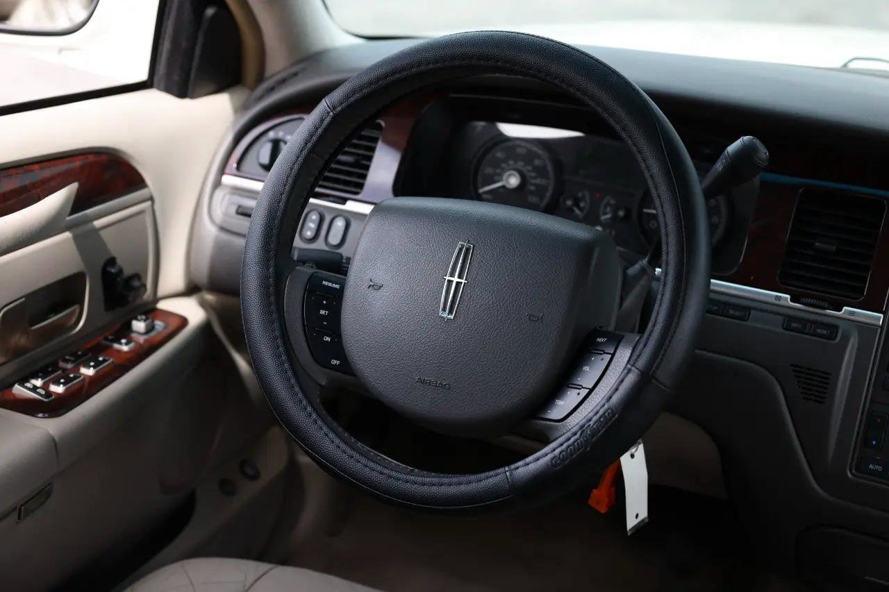 Used 2006 Lincoln Town Car Signature image 27