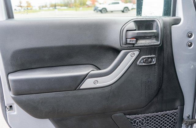 Used 2017 Jeep Wrangler Unlimited Rubicon w/ Connectivity Group image 18