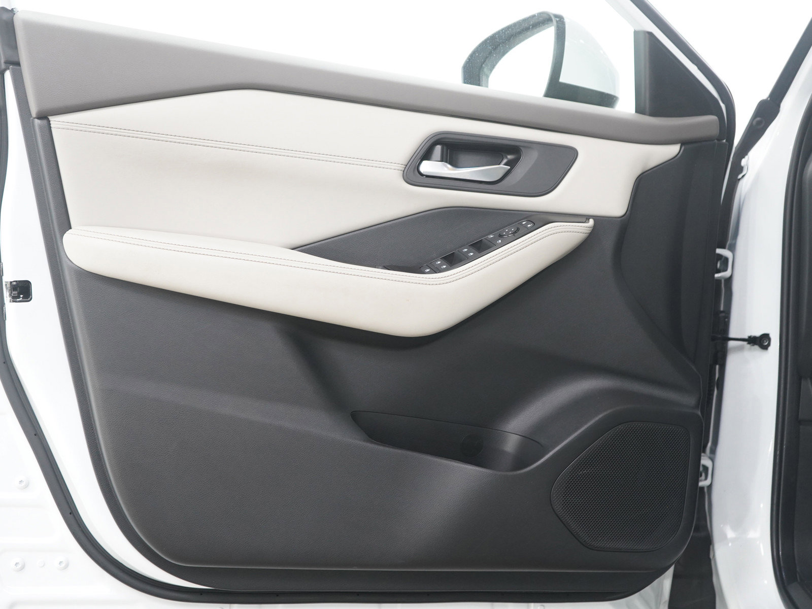 Used 2025 Nissan Rogue SV w/ SV Premium Package image 22