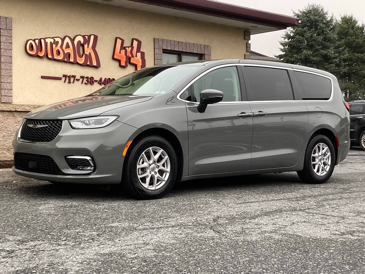 Used 2023 Chrysler Pacifica Touring-L FWD image 3