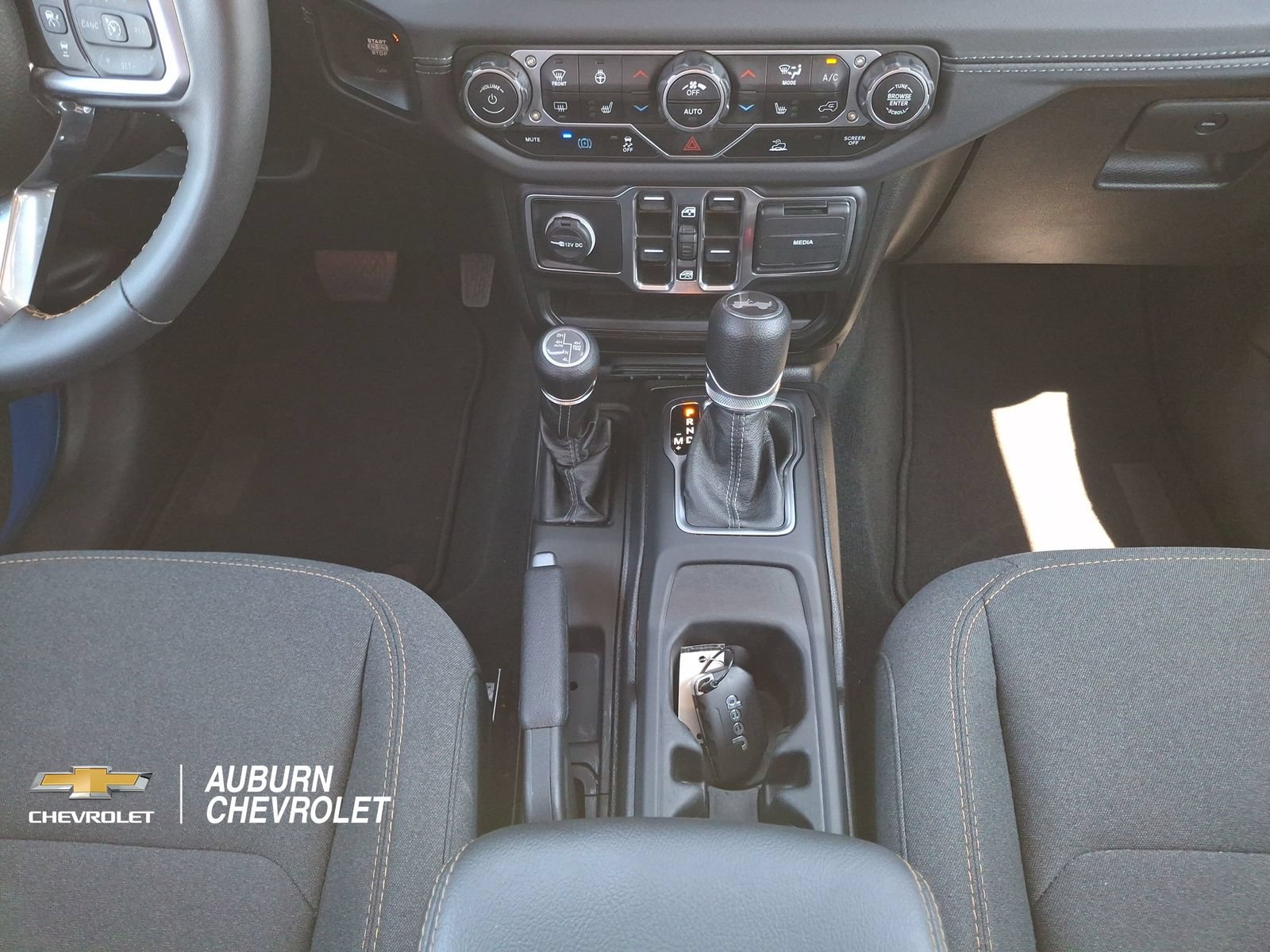 Used 2024 Jeep Wrangler Unlimited Sahara AWD/4WD image 9