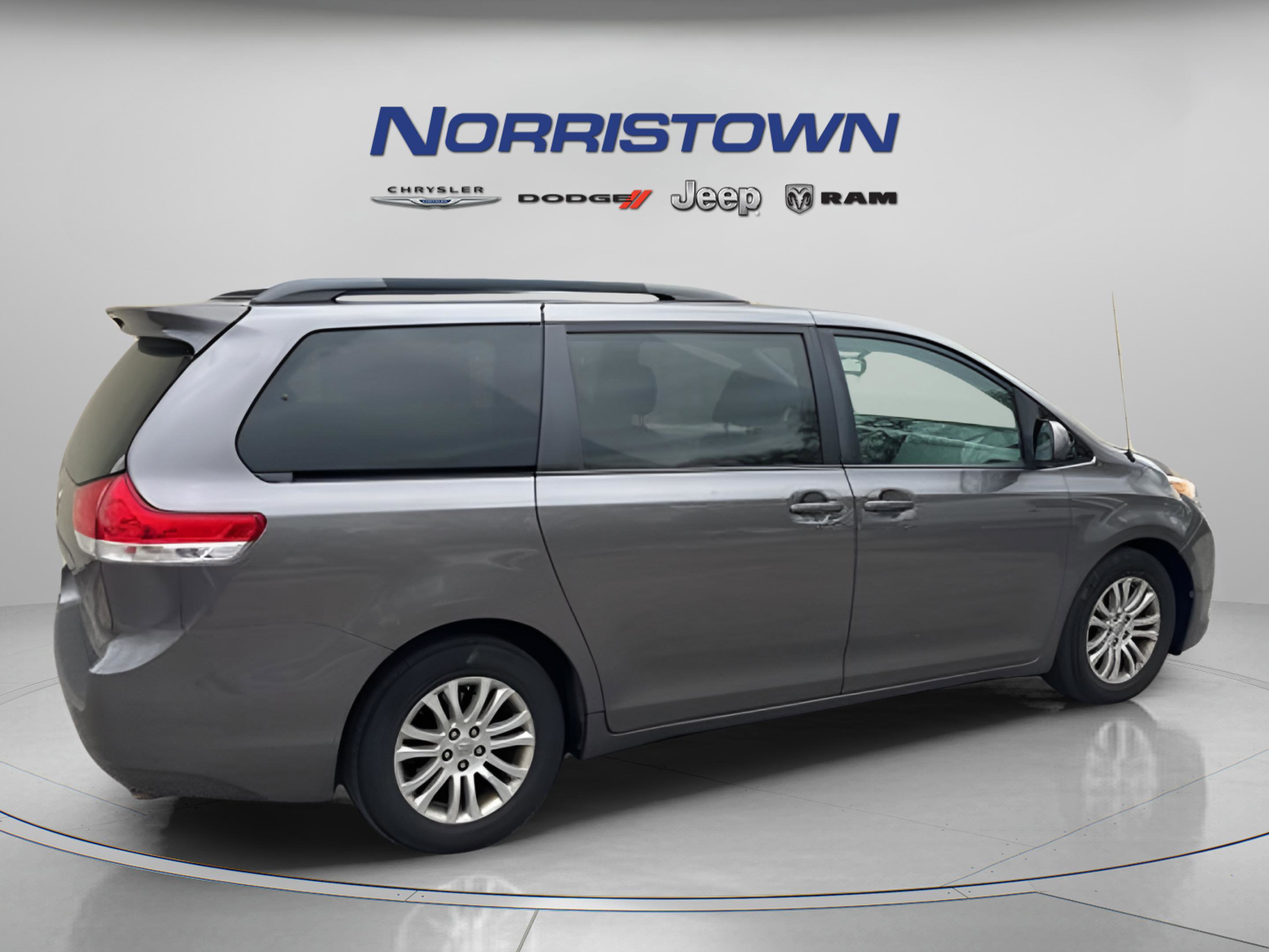 Used 2013 Toyota Sienna XLE FWD image 6