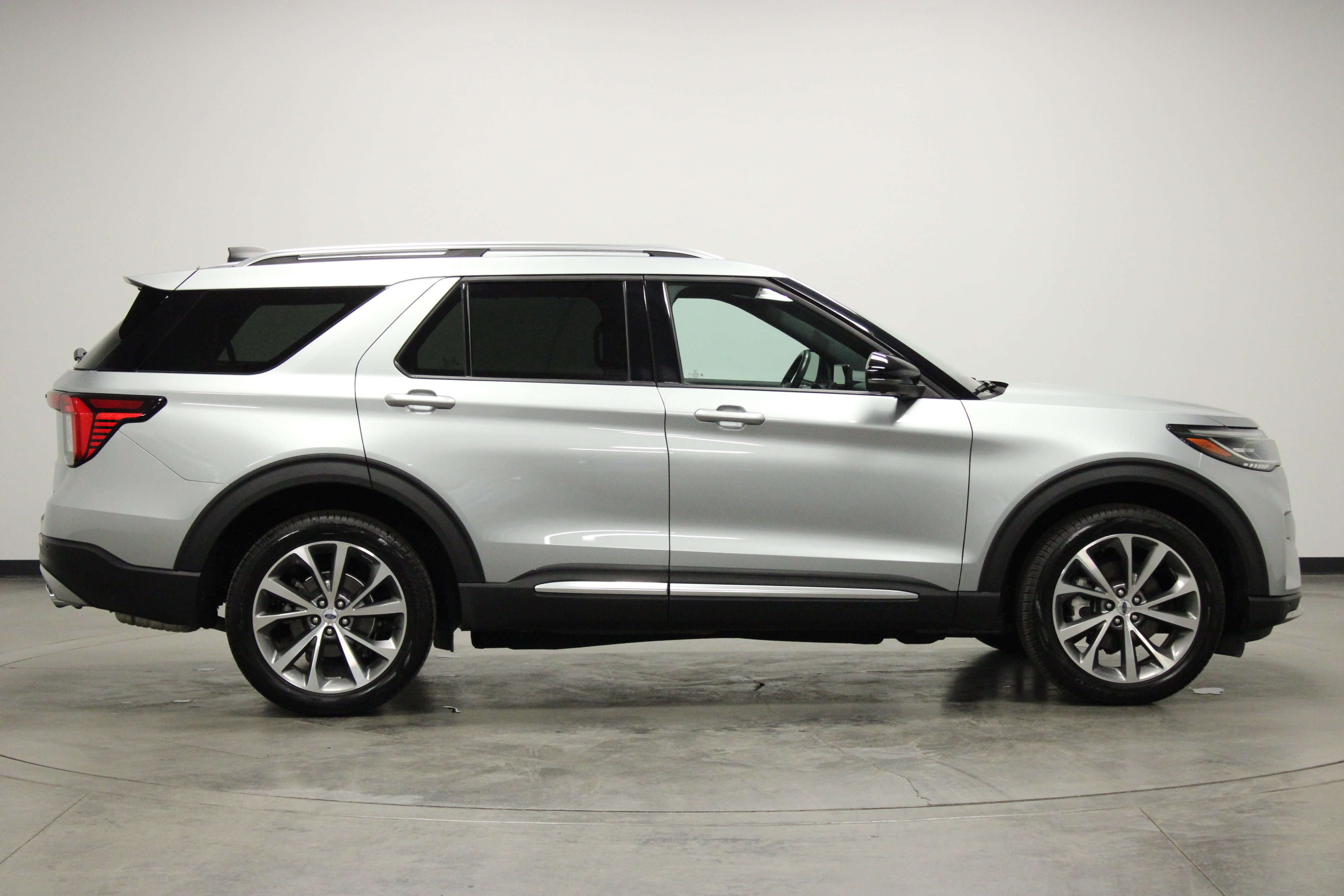 Used 2025 Ford Explorer Platinum w/ Ultimate Package AWD/4WD image 9
