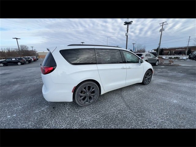 Used 2018 Chrysler Pacifica Touring-L w/ Premium Audio Group image 8