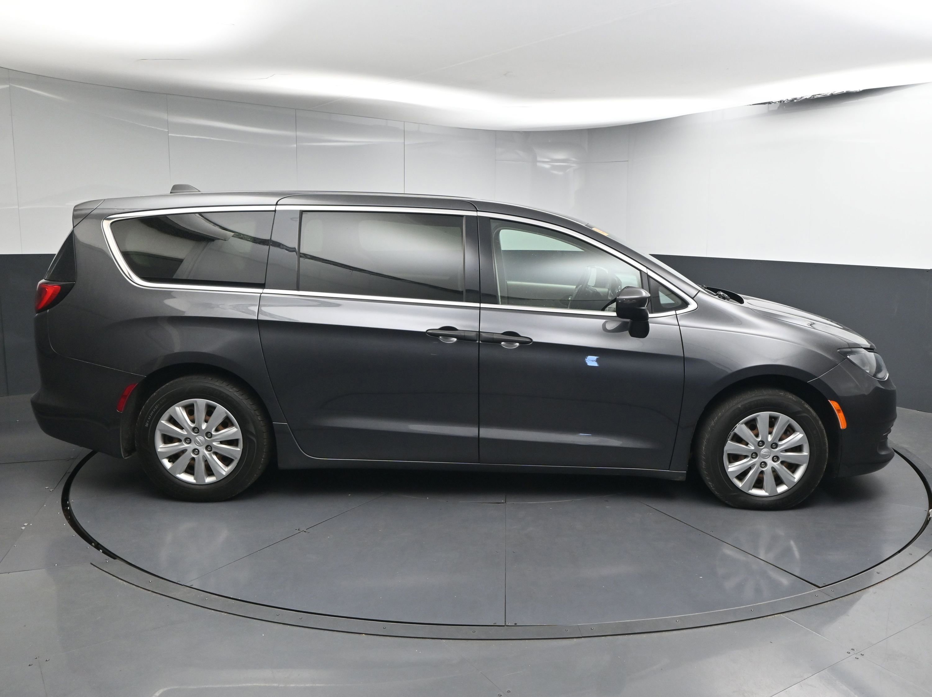 Used 2020 Chrysler Voyager L image 9