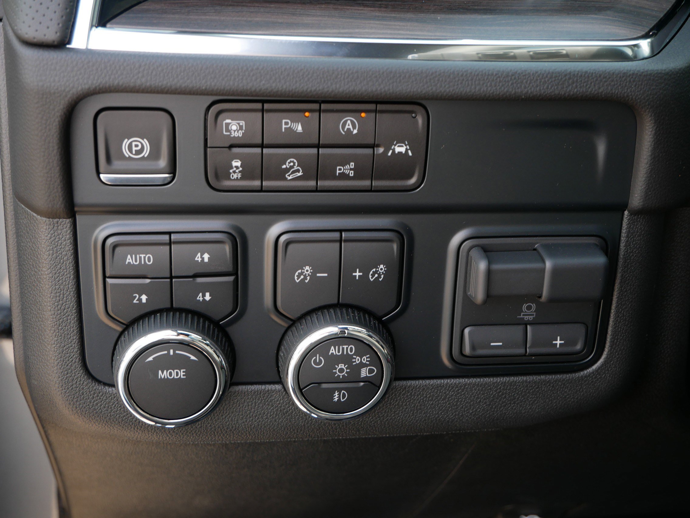 New 2025 Chevrolet Suburban Premier image 19