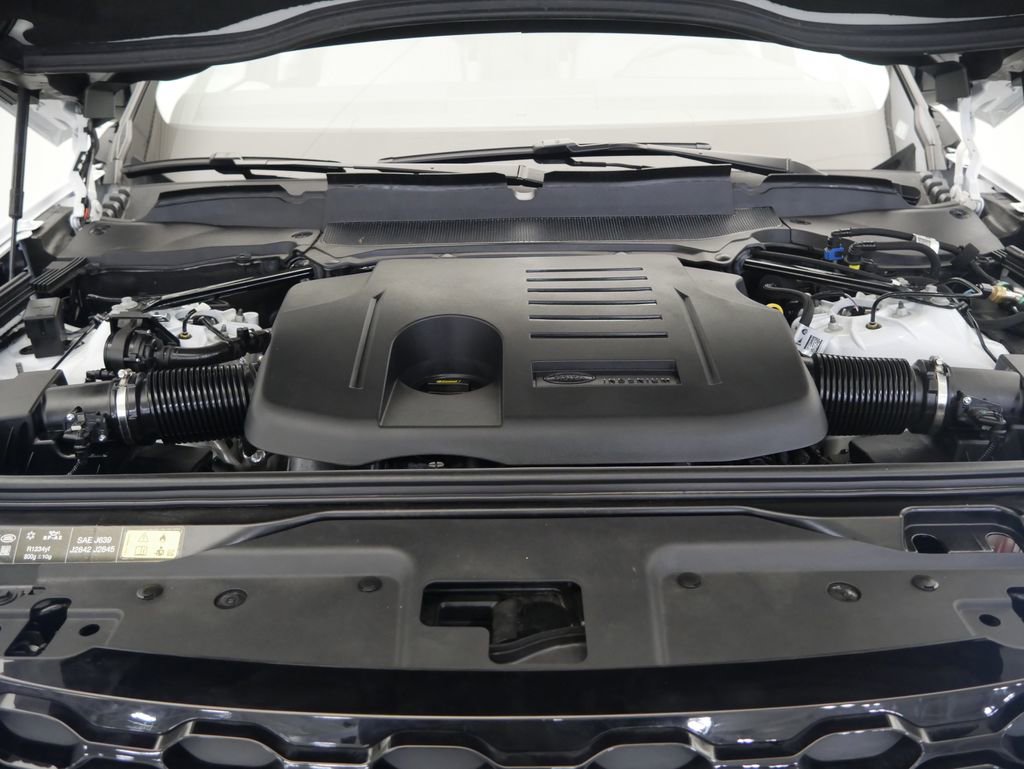 Used 2025 Land Rover Discovery Dynamic SE image 12