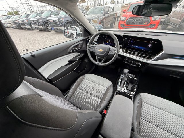 Used 2025 Chevrolet Trax LT FWD image 13