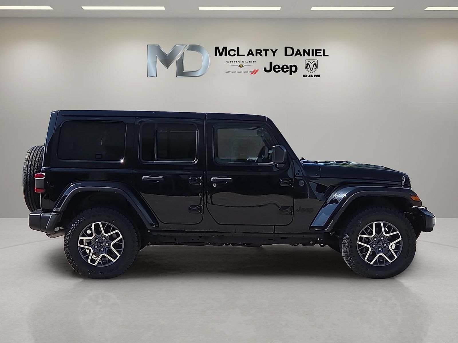 Used 2025 Jeep Wrangler Unlimited Sahara AWD/4WD image 6