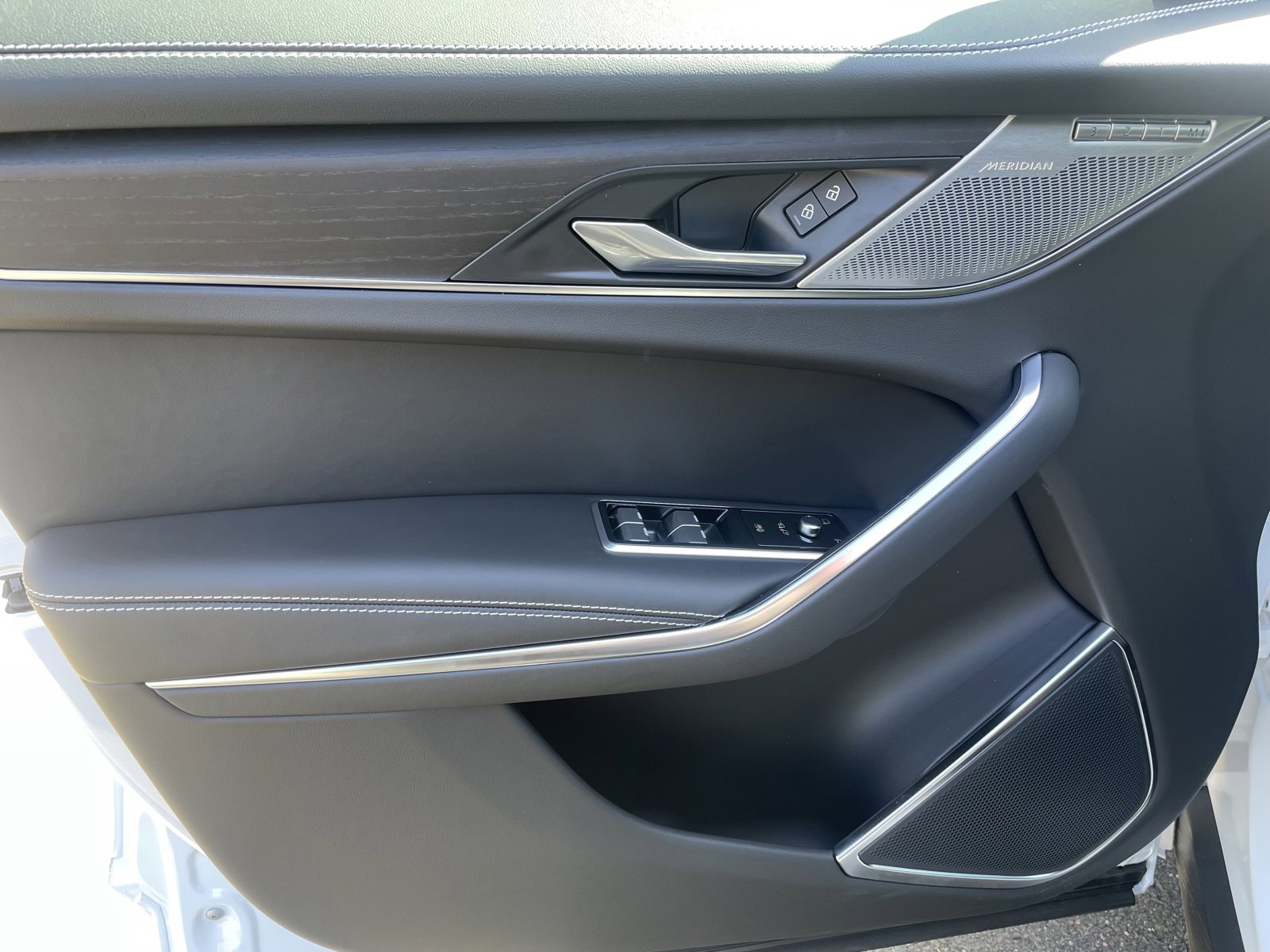 New 2025 Jaguar F-PACE R-Dynamic S image 13