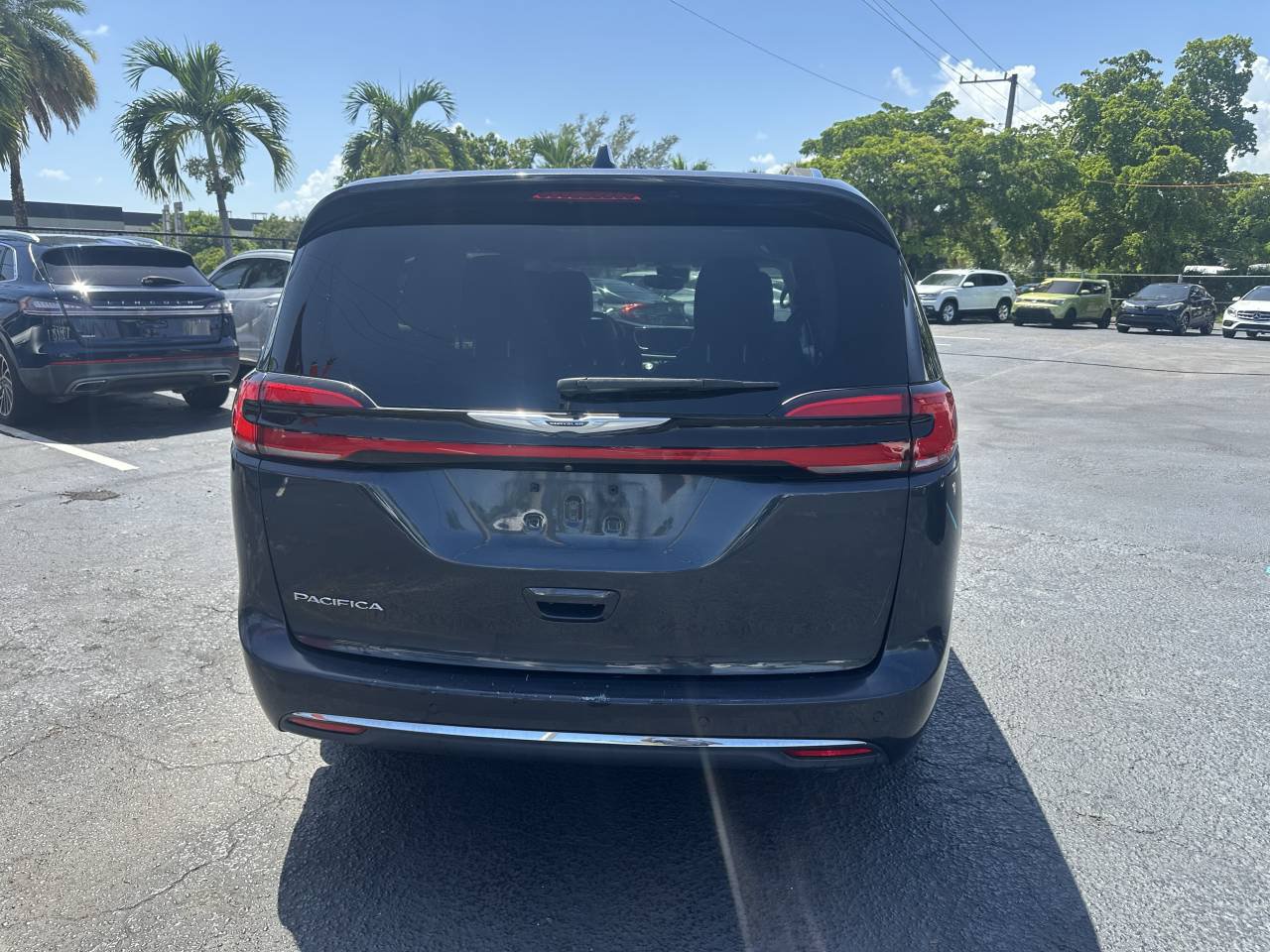 Used 2021 Chrysler Pacifica Touring-L FWD image 4