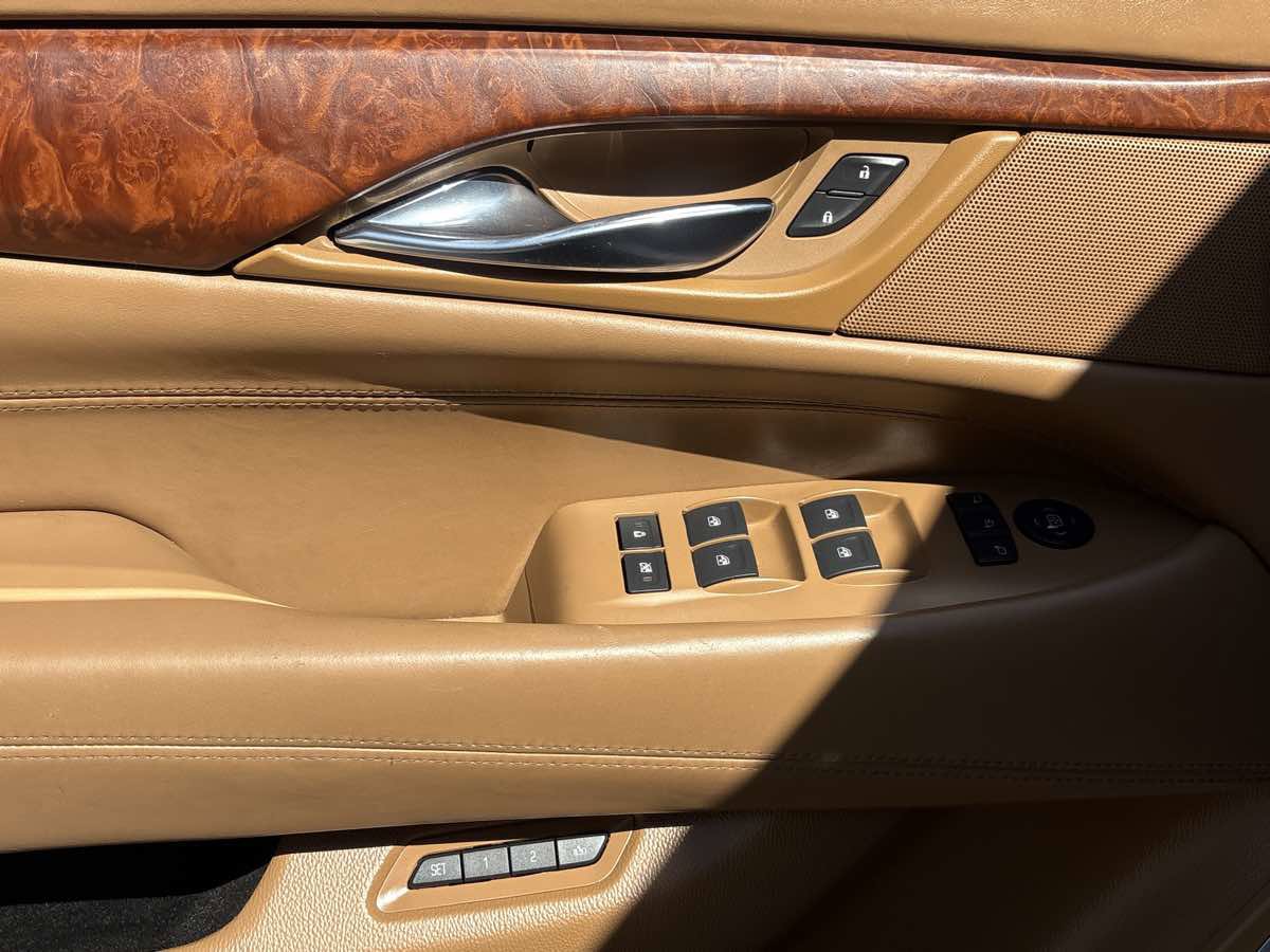 Used 2016 Cadillac Escalade Platinum image 29