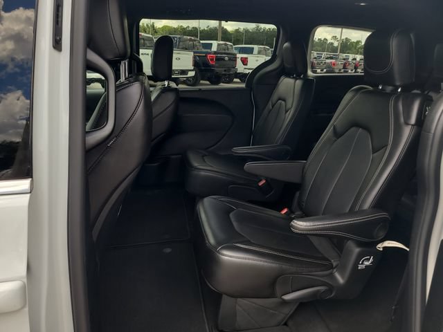 Used 2025 Chrysler Pacifica Select FWD image 12