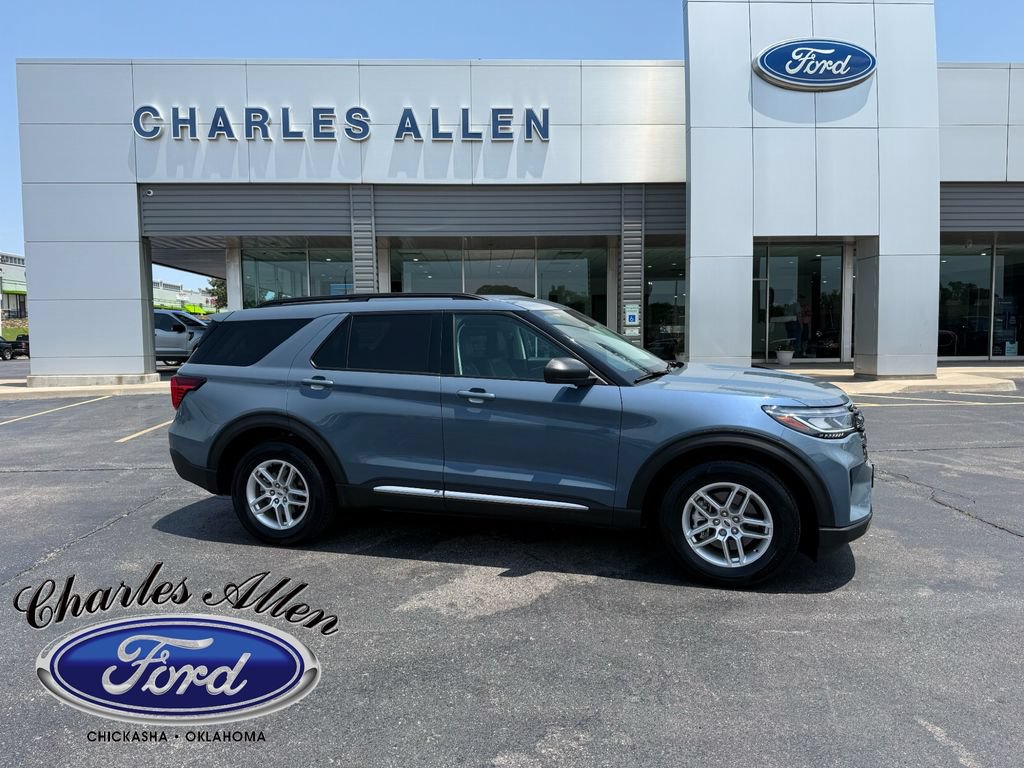 Used 2025 Ford Explorer Active w/ Active Comfort Package RWD image 2