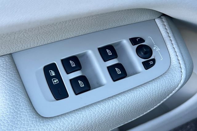 Used 2018 Volvo XC60 T6 Momentum w/ Convenience Package image 12