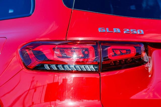 Used 2023 Mercedes-Benz GLB 250 4MATIC image 8