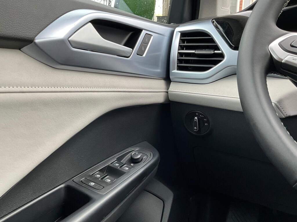 New 2026 Volkswagen Taos SE image 24