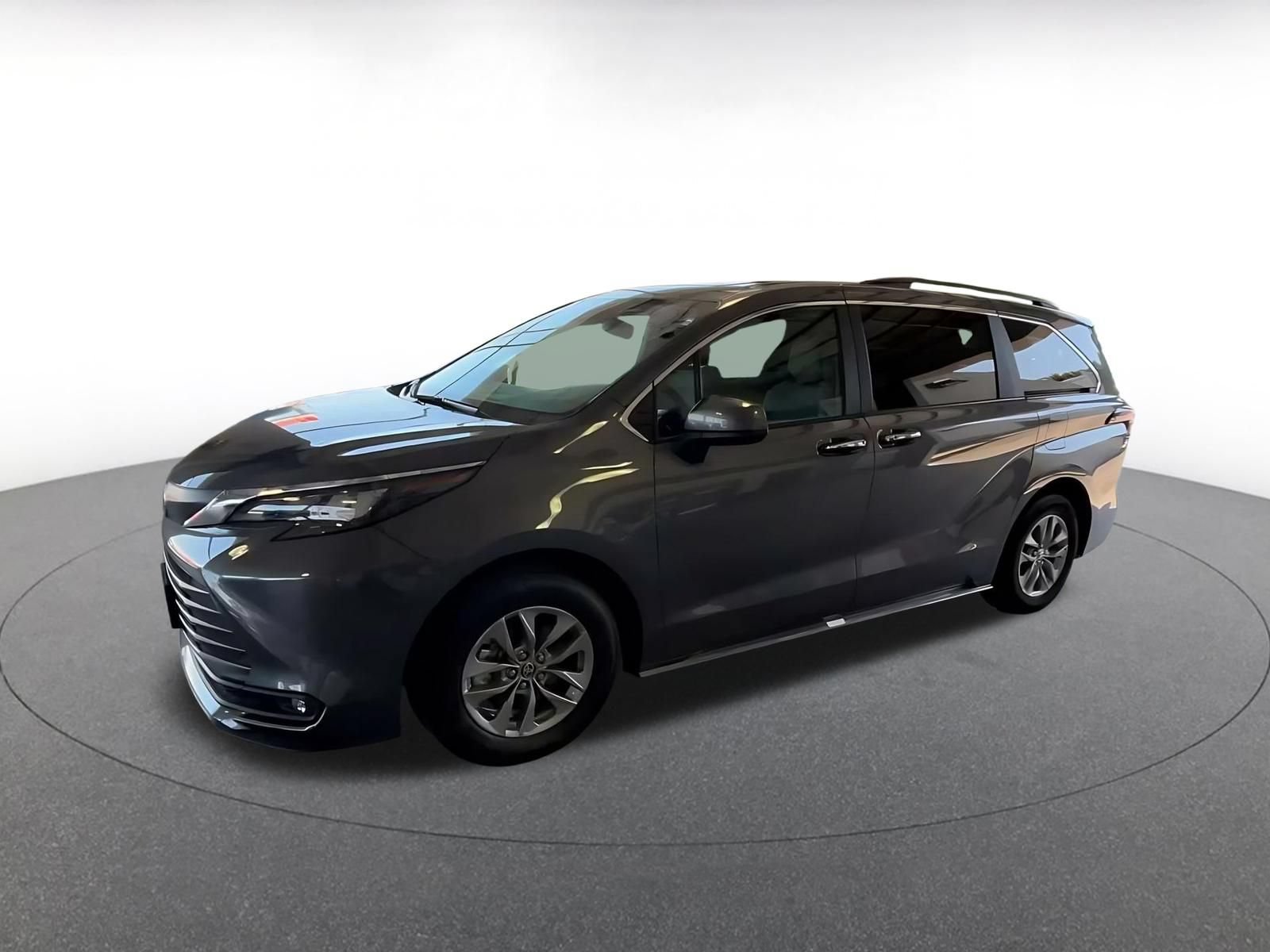 Used 2025 Toyota Sienna XLE FWD image 6