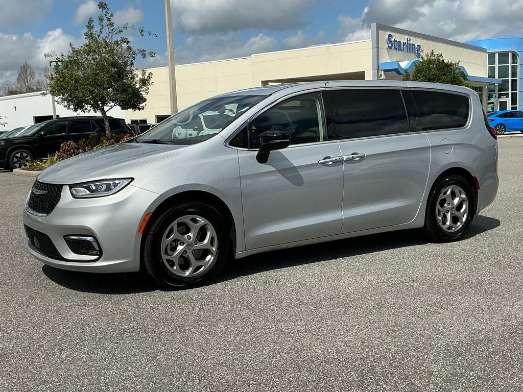 Used 2024 Chrysler Pacifica Limited image 2