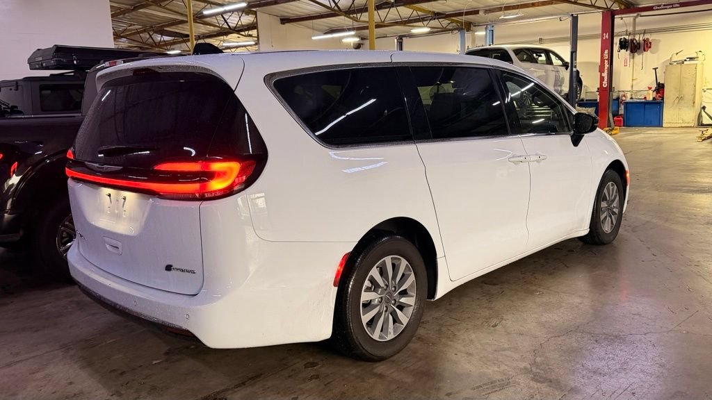 Used 2025 Chrysler Pacifica Select FWD image 3
