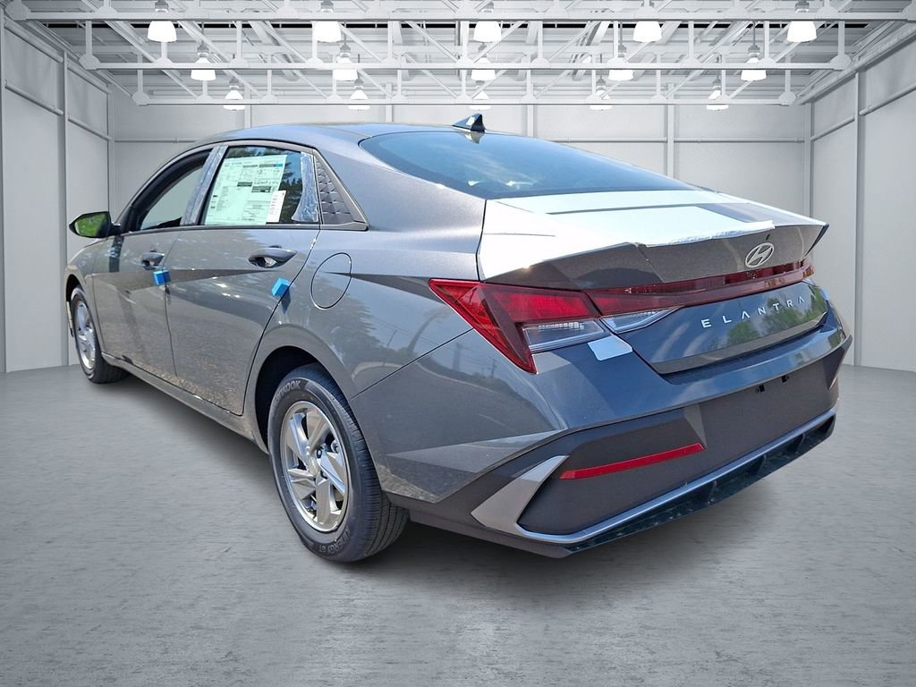 New 2026 Hyundai Elantra SE FWD image 2