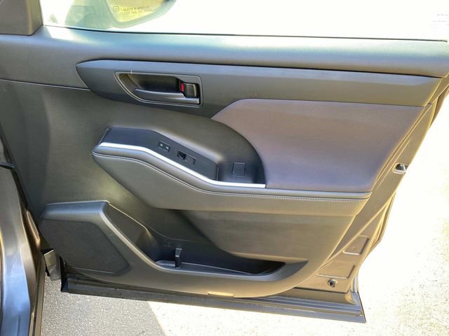 Used 2022 Toyota Highlander L image 35