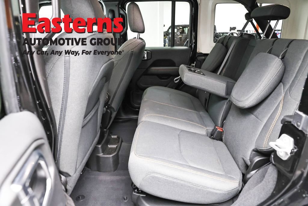 Used 2025 Jeep Wrangler Unlimited Sahara AWD/4WD image 21