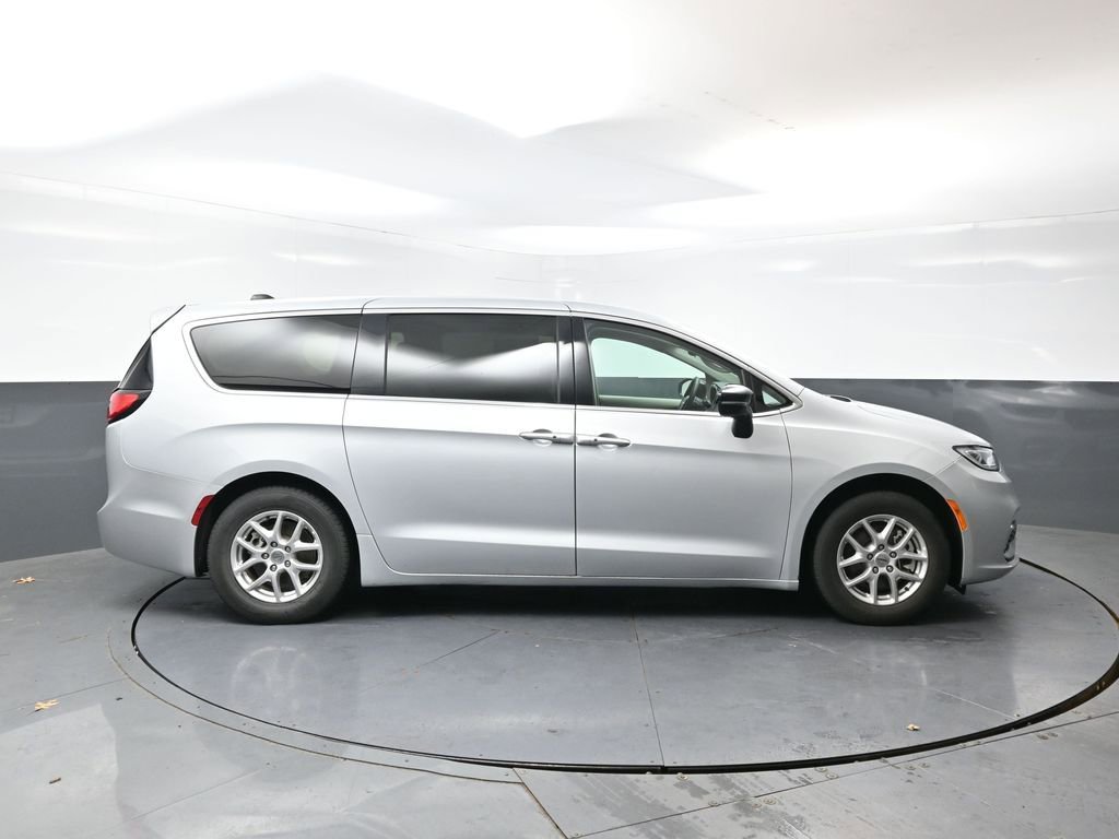 Used 2024 Chrysler Pacifica Touring-L FWD image 4