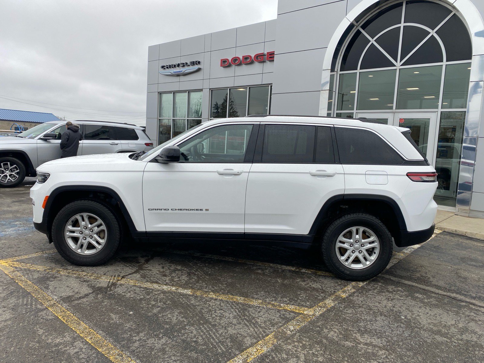 Used 2023 Jeep Grand Cherokee Laredo AWD/4WD image 2