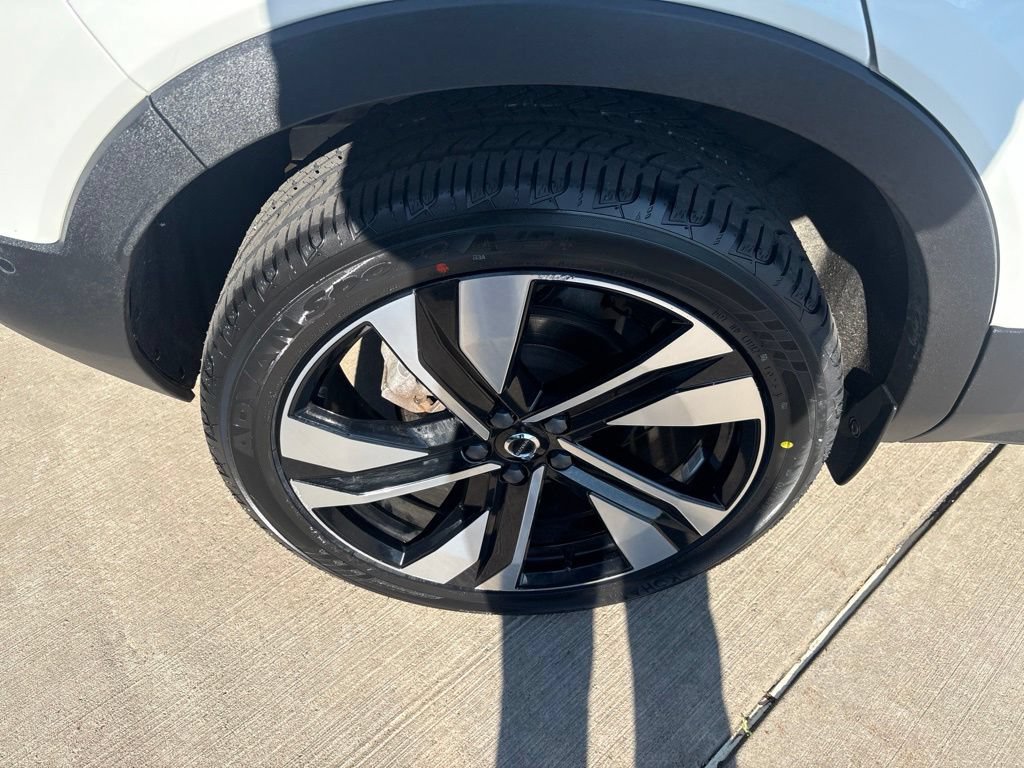 Certified 2024 Volvo XC40 B5 Plus w/ Protection Package Premier AWD/4WD image 13