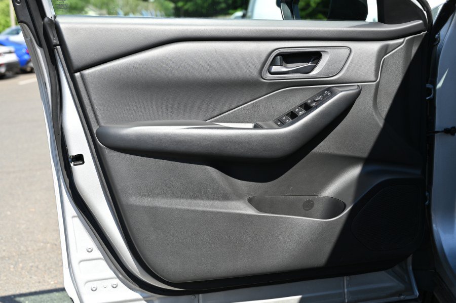 Used 2024 Nissan Rogue S FWD image 18