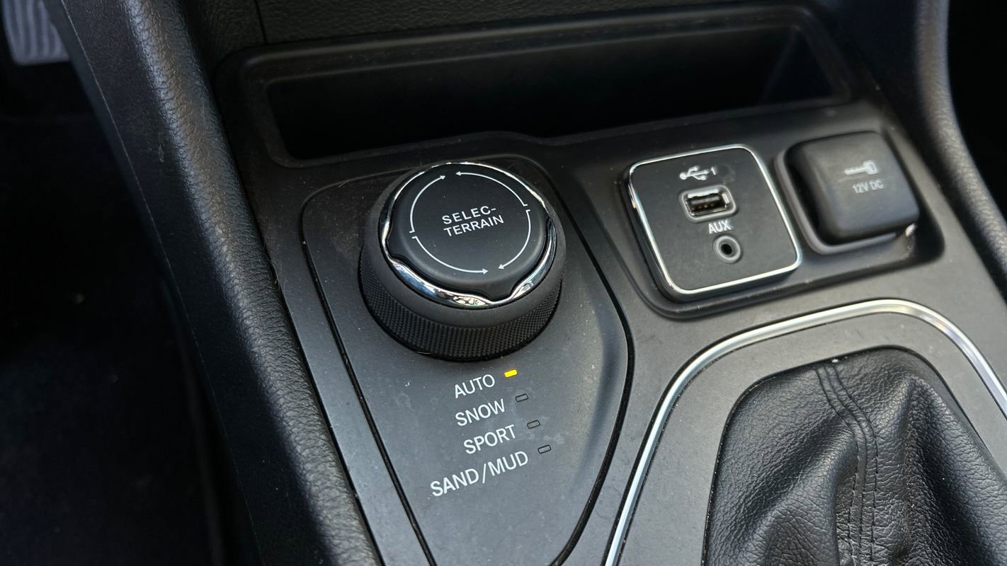 Used 2021 Jeep Cherokee Latitude Lux w/ Comfort/Convenience Group image 32