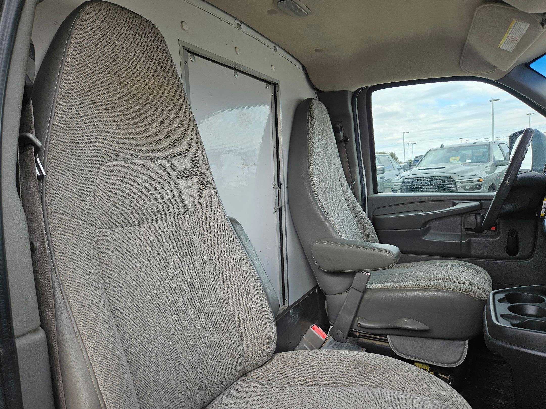Used 2015 Chevrolet Express 3500 Extended image 26