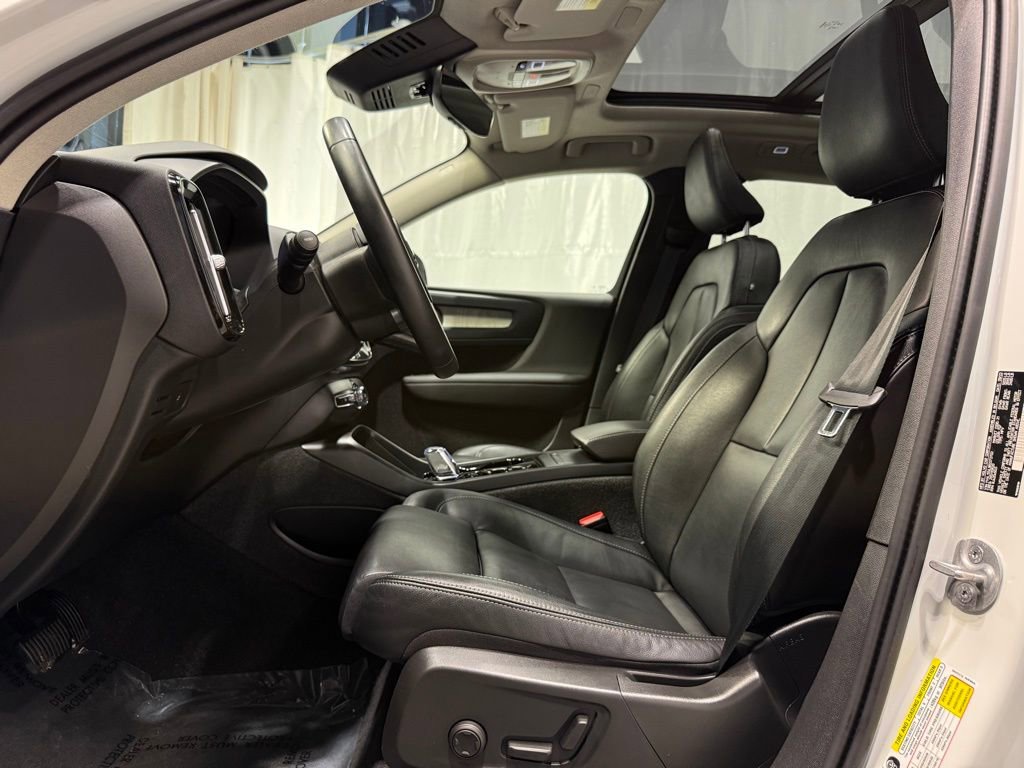 Used 2024 Volvo XC40 B5 Plus w/ Climate Package image 19