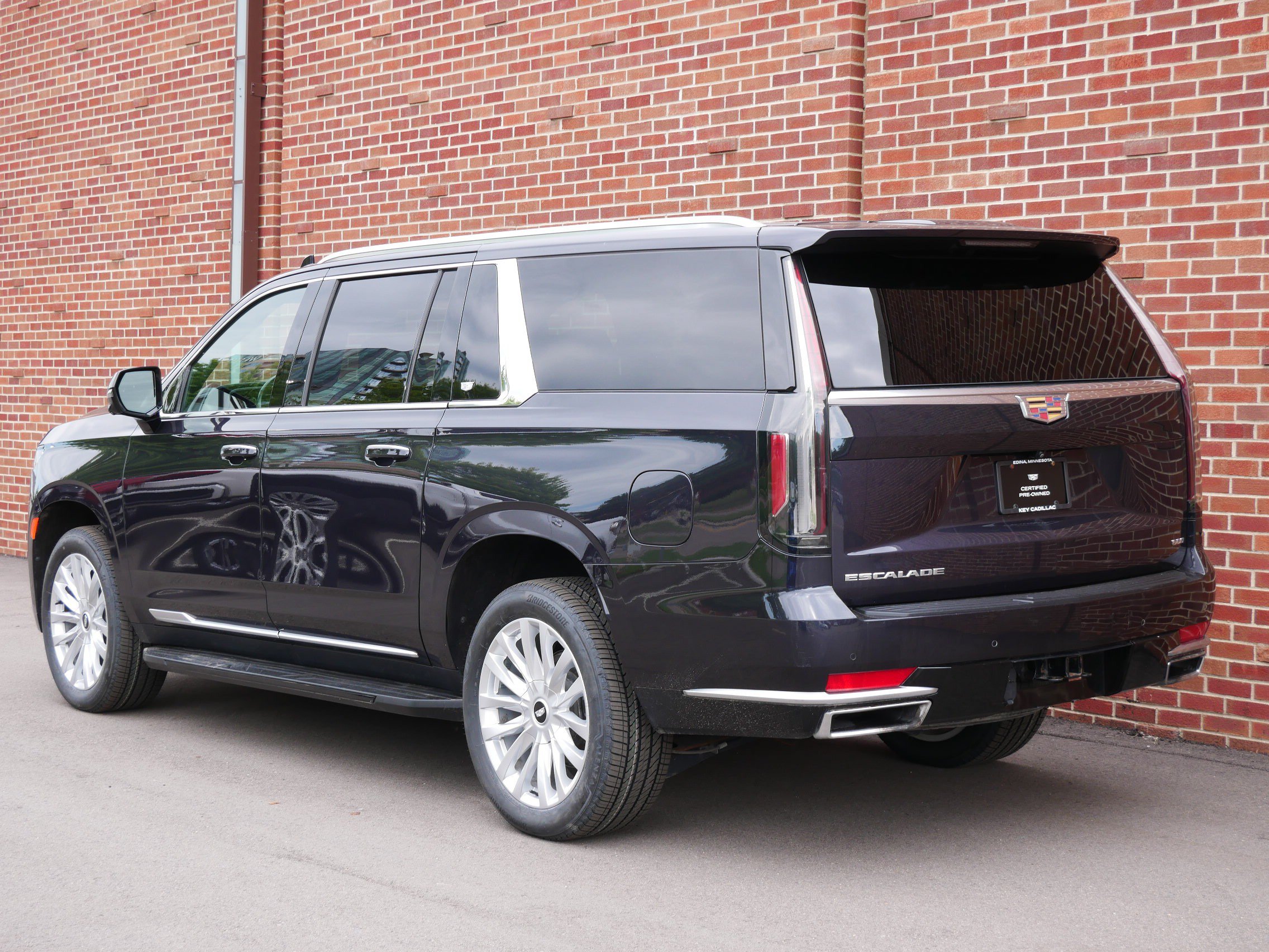 Certified 2024 Cadillac Escalade ESV Luxury AWD/4WD image 3