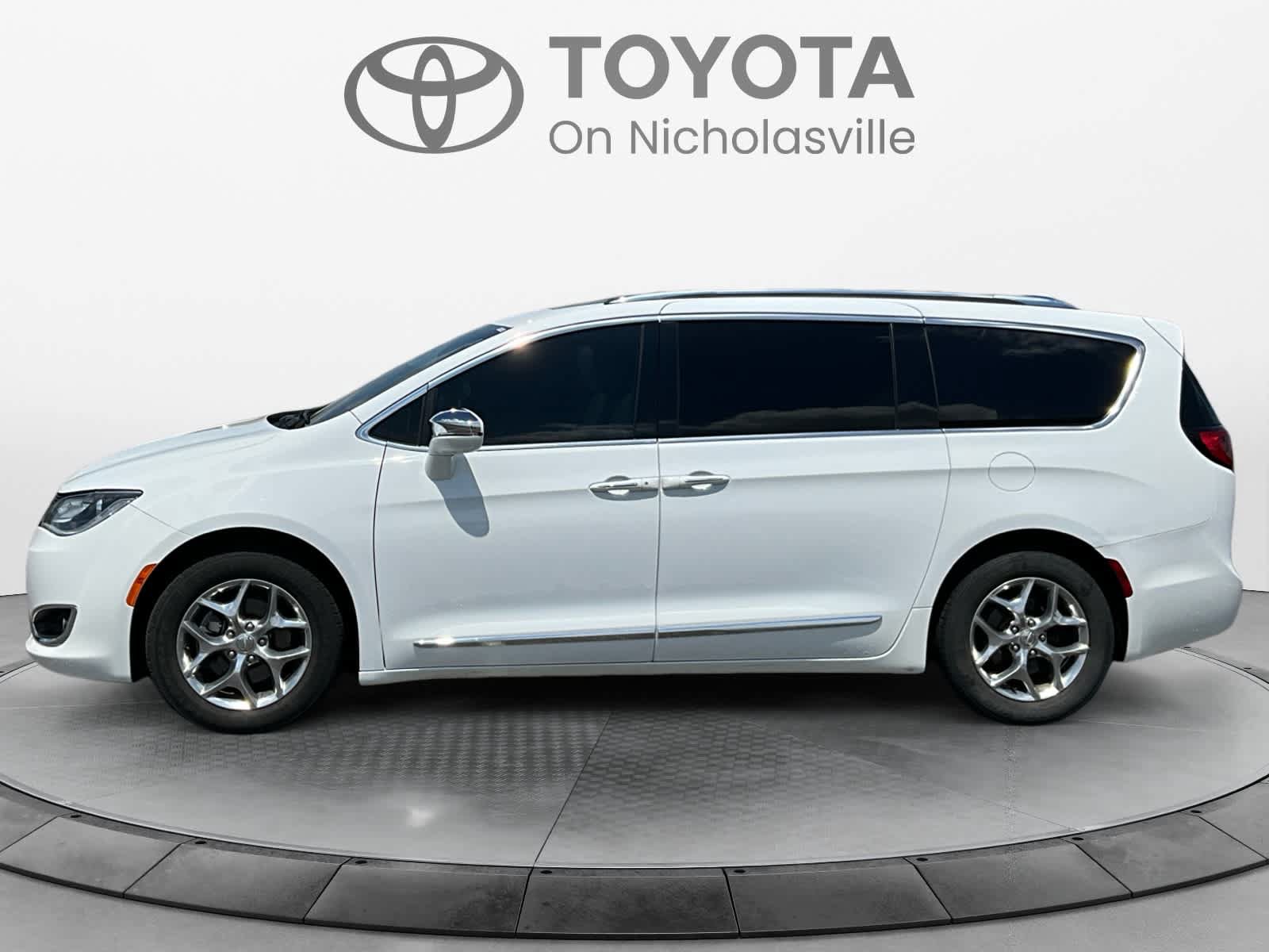 Used 2018 Chrysler Pacifica Limited FWD image 2