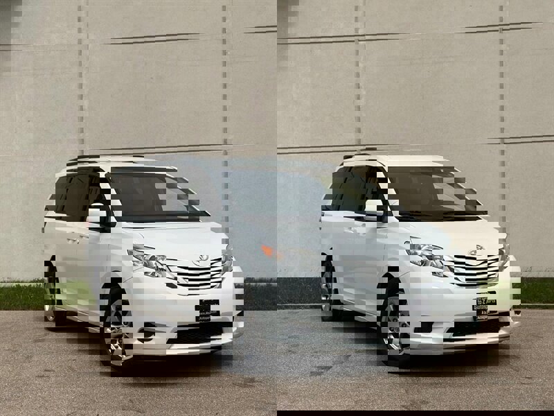 Used 2016 Toyota Sienna LE image 2