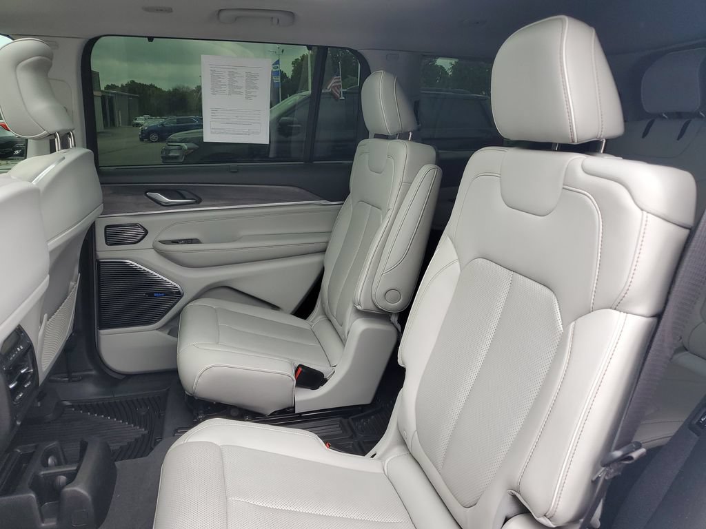 Used 2021 Jeep Grand Cherokee L Overland w/ Luxury Tech Group IV AWD/4WD image 32