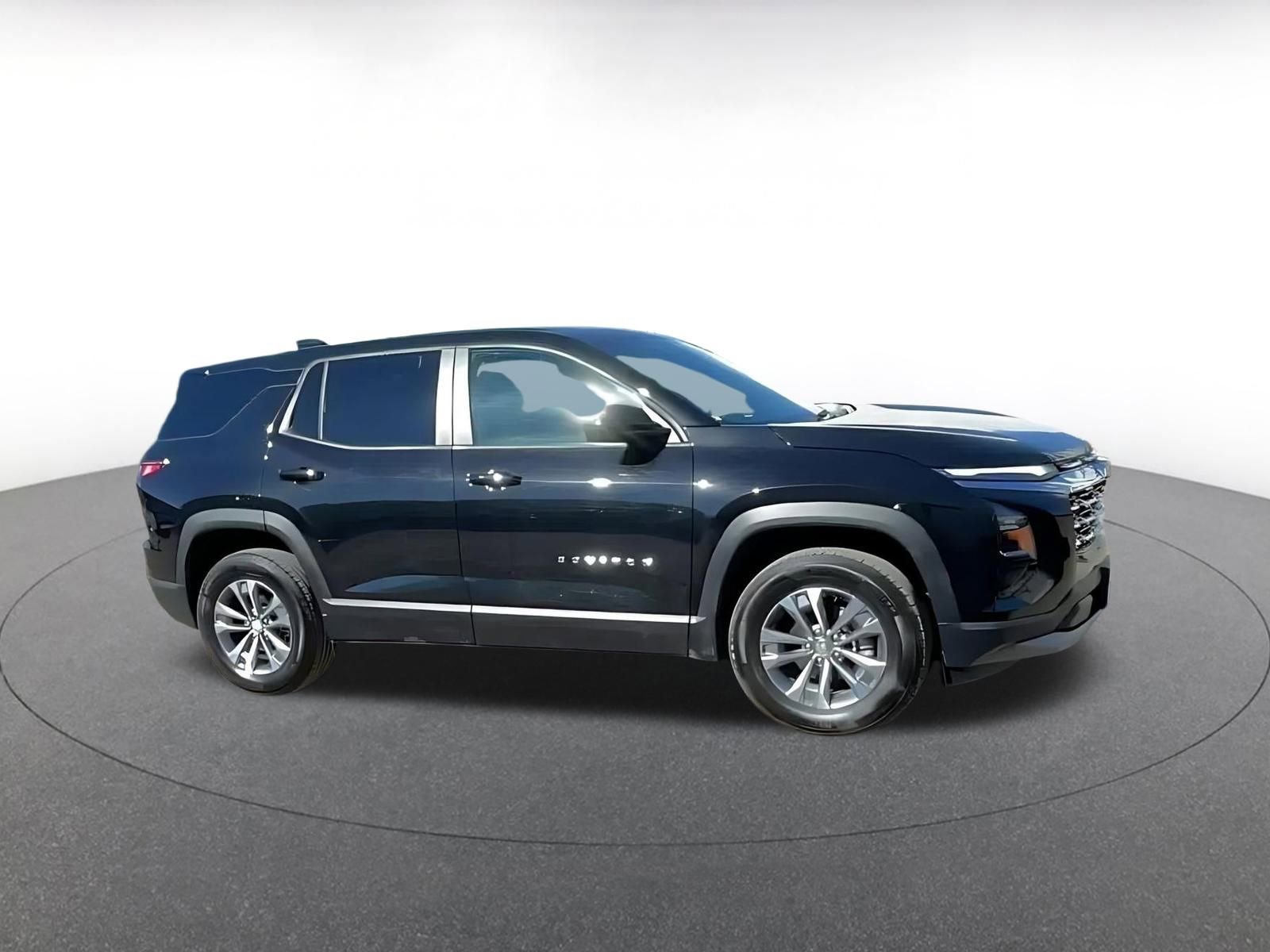 Used 2025 Chevrolet Equinox LT image 2