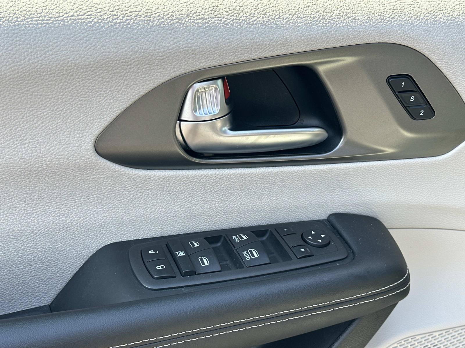 Used 2022 Chrysler Pacifica Touring-L FWD image 16