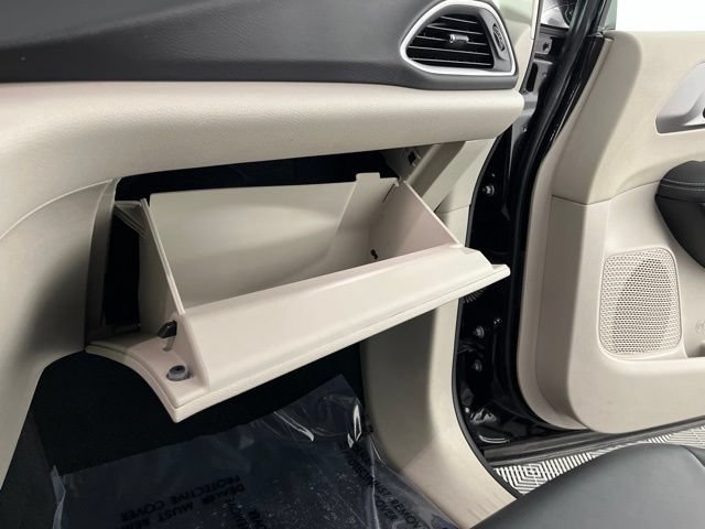 Used 2024 Chrysler Pacifica Touring-L FWD image 41