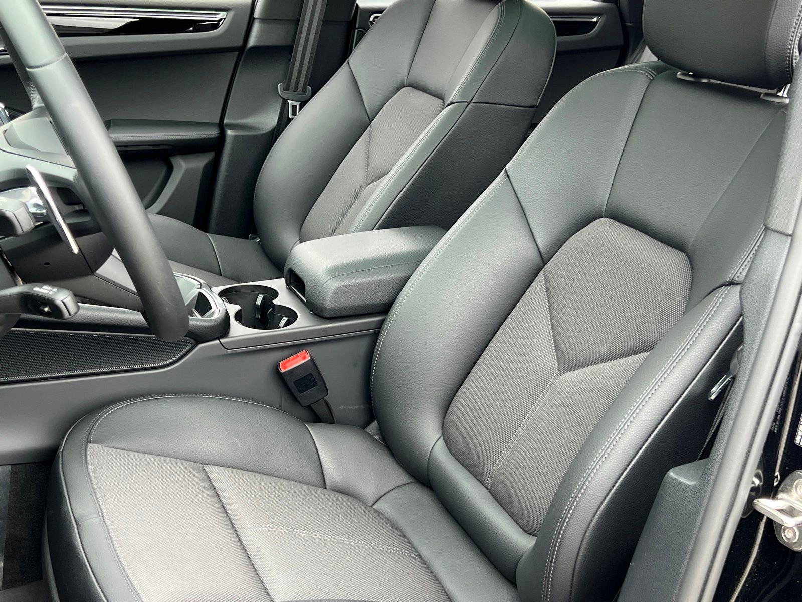 Certified 2025 Porsche Macan image 5